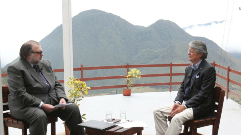El presidente Guillermo Lasso (derecha) durante una entrevista con el periodista Gonzalo Ruíz, el 2 de septiembre de 2021.