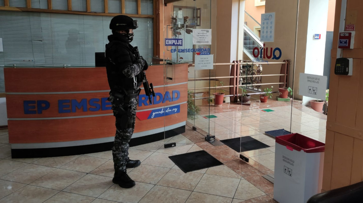 Un efectivo policial durante el allanamiento a las oficinas de la EP Emseguridad, el 2 de septiembre de 2021, en Quito.