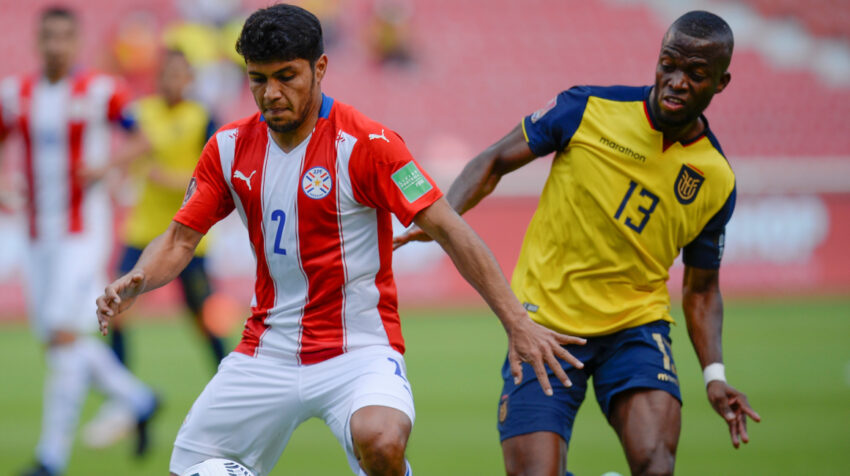 Enner Valencia disputa una pelota en el partido ante Paraguay por Eliminatorias, en Quito, el 2 de septiembre de 2021.