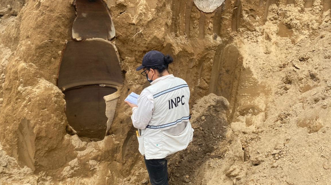 Técnicos de Patrimonio Cultural inspeccionan el hallazgo en una hacienda en Vinces, en Los Ríos.