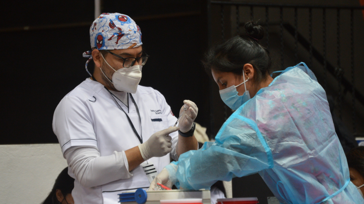 Un médico y una enfermera preparan las vacunas contra el Covid-19, el 24 de agosto de 2021, en Cuenca.