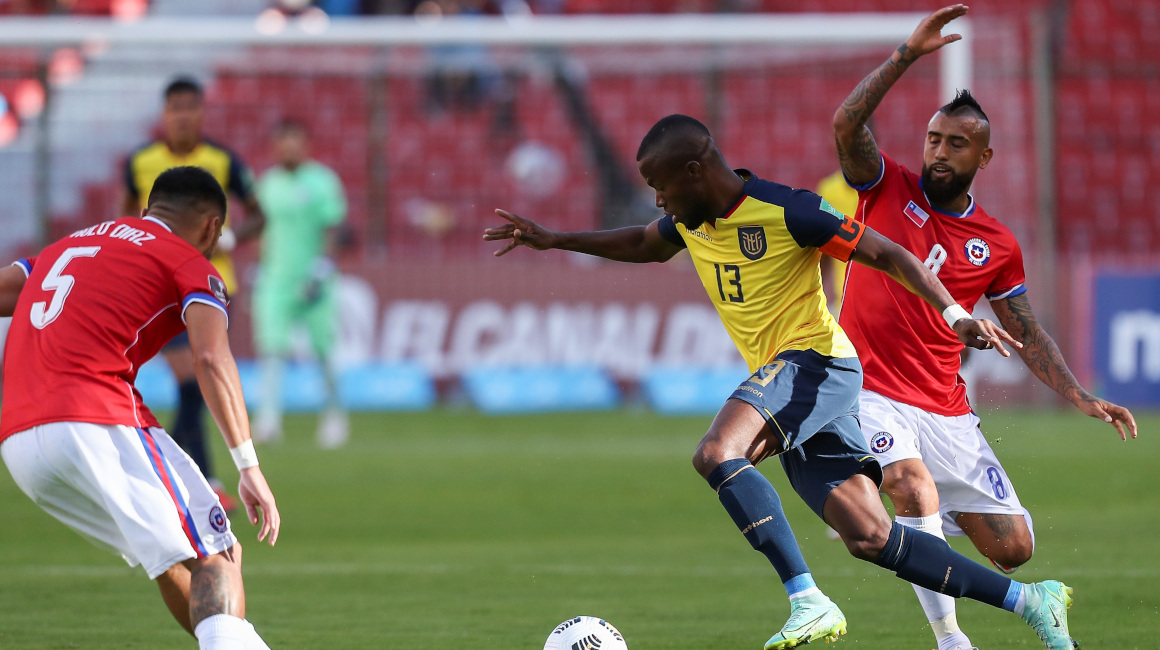 Enner Valencia maneja una pelota en el partido ante Chile por Eliminatorias, en Quito, el domingo 5 de septiembre de 2021.