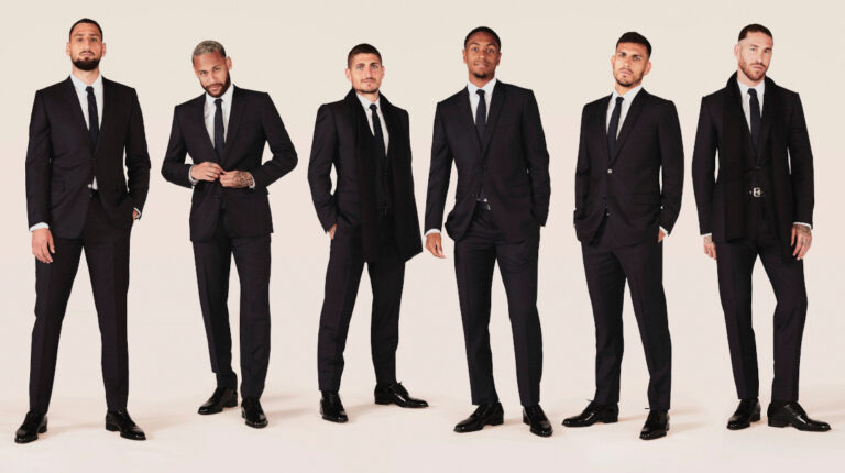Los jugadores del PSG visten ternos de la marca de ropa Dior.