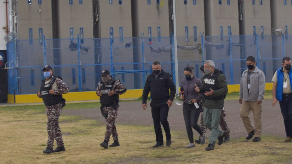 Fausto Cobo y otras autoridades del SNAI recorren las instalaciones de la Cárcel de Latacunga, el 1 de septiembre de 2021.