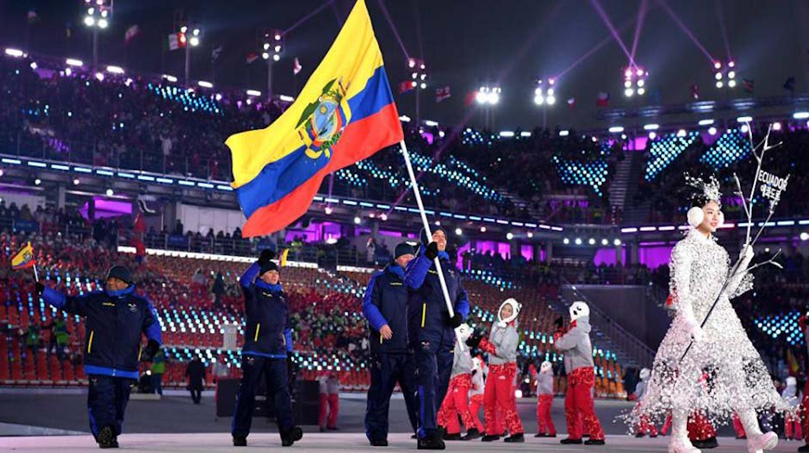 Klaus Jungbluth con la bandera ecuatoriana durante el desfile de los Juegos de Pyeongchang 2018.