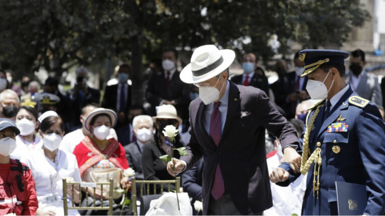 El presidente Guillermo Lasso, durante un homenaje a los médicos fallecidos en el combate a la pandemia el 9 de septiembre de 2021 en la Plaza Grande, en Quito.