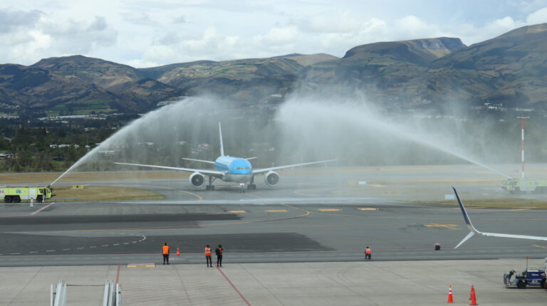 El avión en el que retornó Richard Carapaz, recibido por un arco de agua en el Aeropuerto Mariscal Sucre, en Quito, el 9 de septiembre de 2021.
