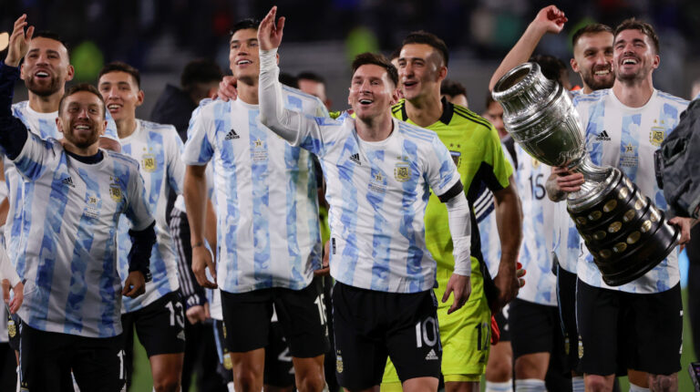 Los jugadores de Argentina festejan la victoria ante Bolivia, este jueves 9 de septiembre de 2021 y el título conseguido hace dos meses en la Copa América de Brasil.