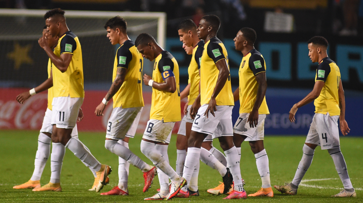 Los jugadores de Ecuador abandonan la cancha del estadio Campeón del Siglo, el jueves 9 de septiembre, después de la derrota ante Uruguay por las Eliminatorias al Mundial de Catar 2022.