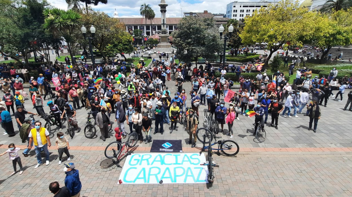 Personas en la Plaza Grande, en Quito, aplauden a Richard Carapaz, el viernes 10 de septiembre de 2021.