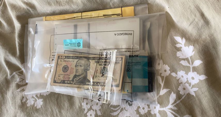 En el allanamiento al departamento de Yilong también se encontró un paquete de dólares falsos, una caja fuerte con efectivo y cheques.