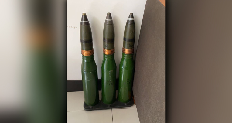El 3 de septiembre, la Fiscalía y la Policía allanaron el departamento de Yilong y encontraron tres municiones antiaéreas chinas, calibre 35 milímetros. Sirven para derribar aviones.