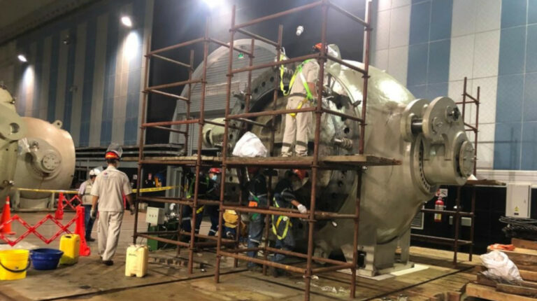 Personal de Celec y Sinohydro durante los trabajos de reparación en Coca Codo Sinclair, el 13 de septiembre de 2021.