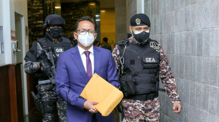 Freddy Carrión, defensor del Pueblo, llega al Palacio Legislativo para asistir al juicio político en su contra, el 14 de septiembre de 2021.