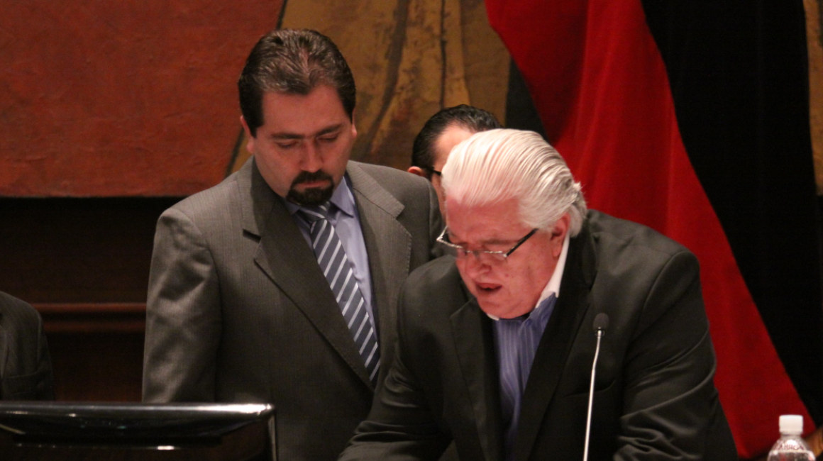 Ramiro Rivadeneira (izq.) fue posesionado como defensor del Pueblo, el 15 de diciembre de 2011, por Fernando Cordero, entonces presidente de la Asamblea.