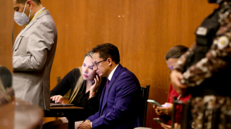 Freddy Carrión junto a su esposa, Priscila Schettini, durante la sustanciación del juicio político en su contra, el 14 de septiembre de 2021.