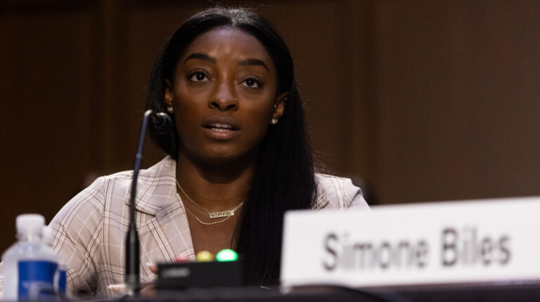 Simone Biles testifica durante una audiencia judicial del Senado sobre el informe del Inspector General sobre el manejo del FBI en la investigación de Larry Nassar sobre abuso sexual de gimnastas olímpicas, en el Capitollio en Washington, DC, el 15 de septiembre de 2021.