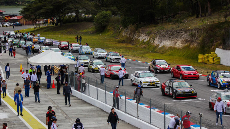 Los carros formados antes de la salida de las Seis Horas de Ecuador 2019, en el Autódromo de Yahuarcocha, en Ibarra.