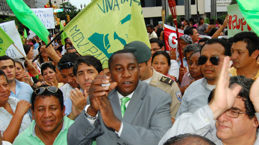 El 31 de marzo de 2010, el gobernador de Guayas, Roberto Cuero, marchaba con los militantes de Alianza PAIS.