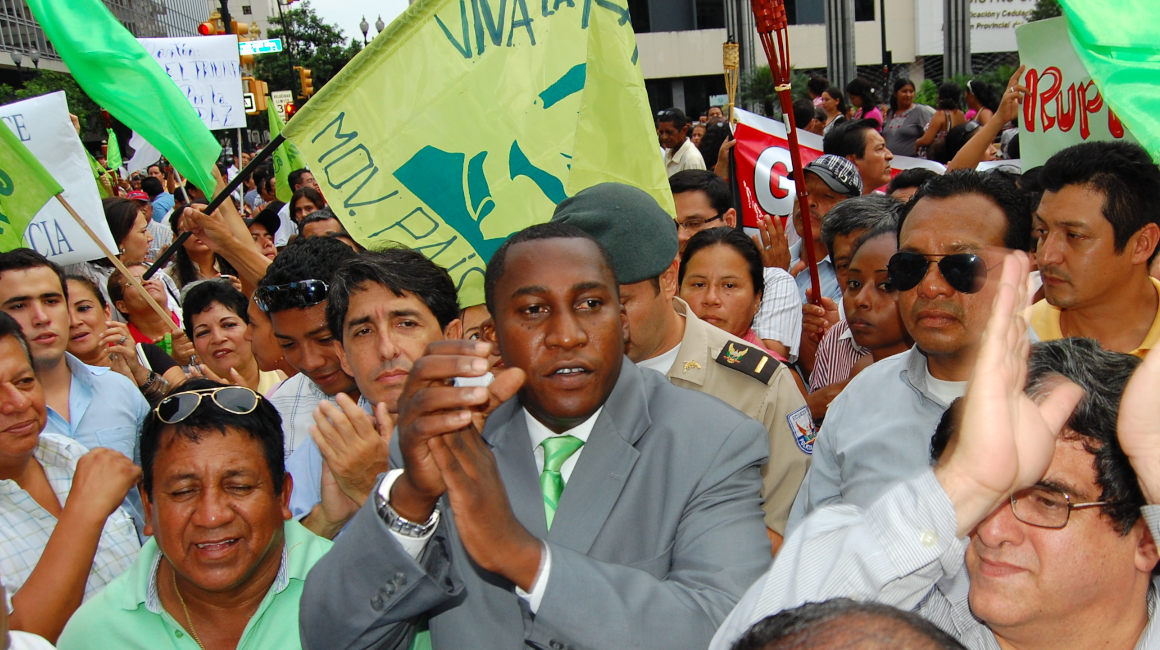 El 31 de marzo de 2010, el gobernador de Guayas, Roberto Cuero, marchaba con los militantes de Alianza PAIS.