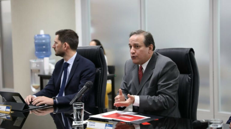 El ministro de Finanzas, Simón Cueva y el representante del FMI en Ecuador, Julien Reynaud, durante una rueda de prensa, el 8 de septiembre de 2021.