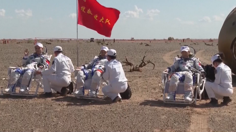 Llega a la Tierra la nave china Shenzhou-12 con tres astronautas a bordo