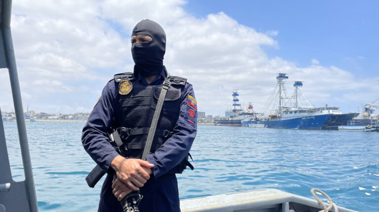 Dos lanchas de la Marina controlan la línea costera de Manabí