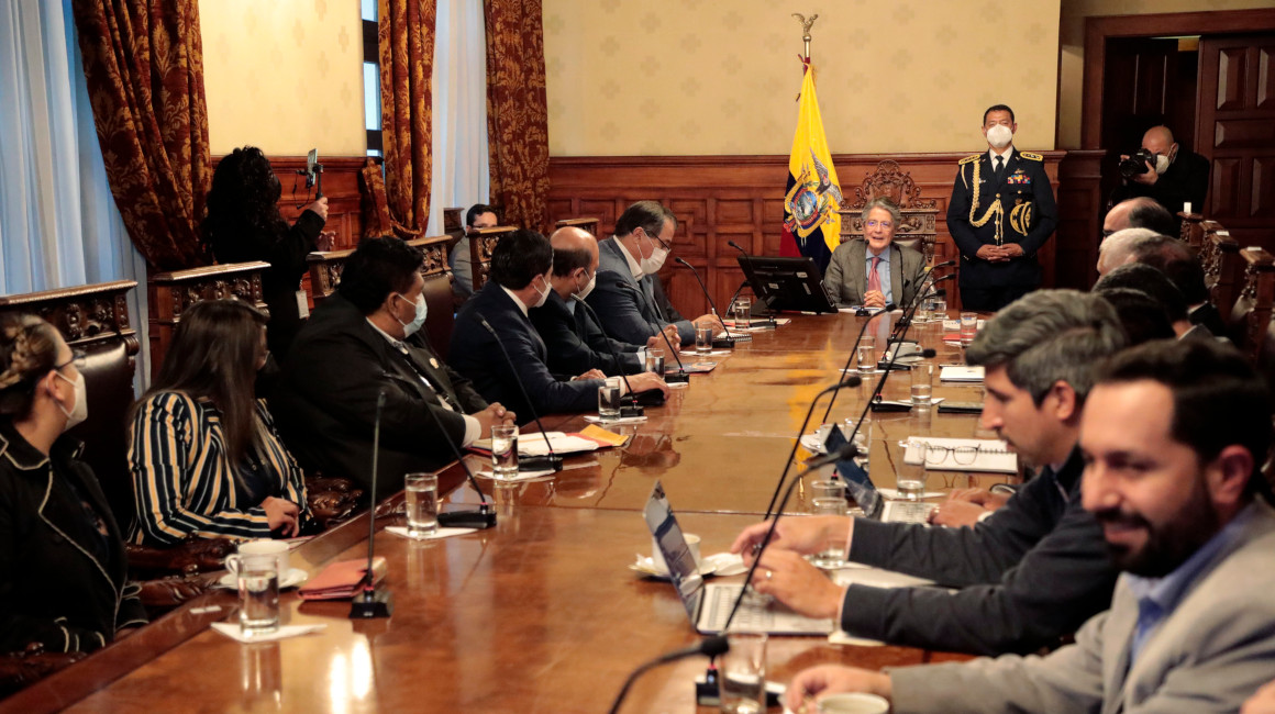 El presidente Guillermo Lasso y varios funcionarios del Gobierno, durante una reunión con los transportistas, el 14 de septiembre de 2021.
