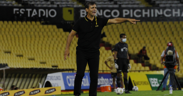 Fabián Bustos, entrenador de Barcelona, da indicaciones en el partido ante Deportivo Cuenca, en Guayaquil, el 17 de septiembre de 2021.