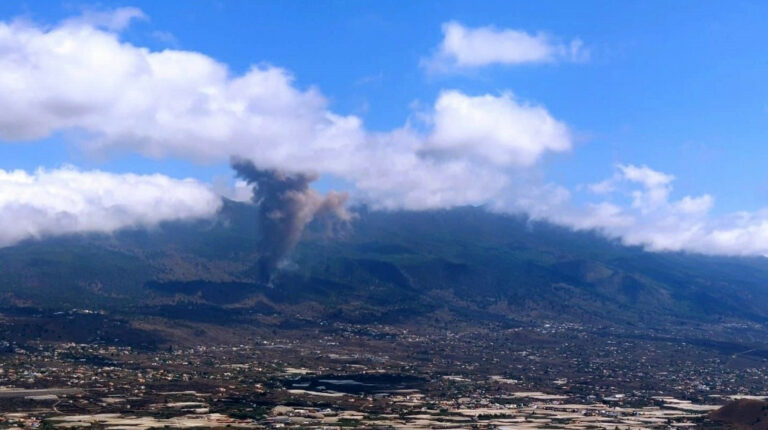 Erupción del volcán Cumbre Vieja encienda las alertas en España