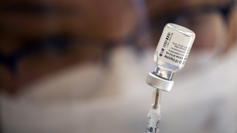 Pfizer probará vacuna universal contra el coronavirus
