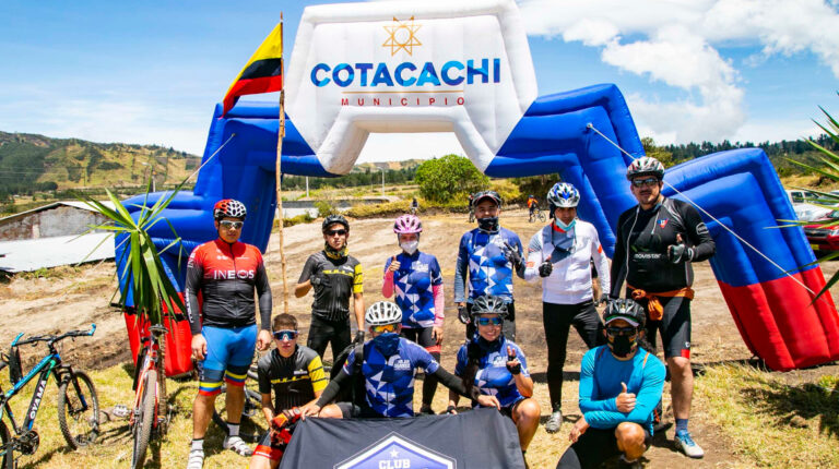 Ciclistas durante las fiestas culturales de Cotacachi, el 27 de