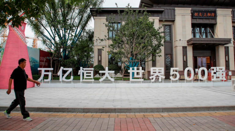 Remezón en bolsas y petróleo por crisis de gigante china Evergrande