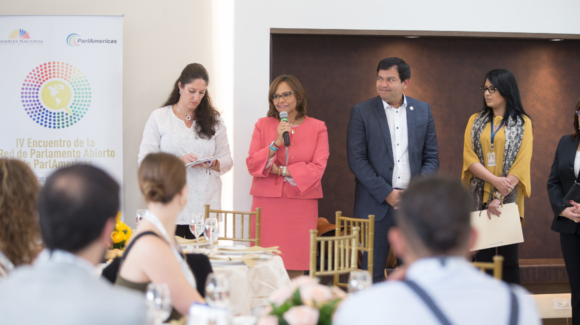 Elizabeth Cabezas y César Litardo en el almuerzo de bienvenida del ParlAmericas, en Quito, el 12 de marzo de 2019.