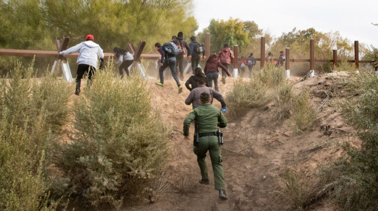 La patrulla fronteriza de Estados Unidos persigue a un grupo de migrantes irregulares en el sector de Yuma, en Arizona, en febrero de 2019.