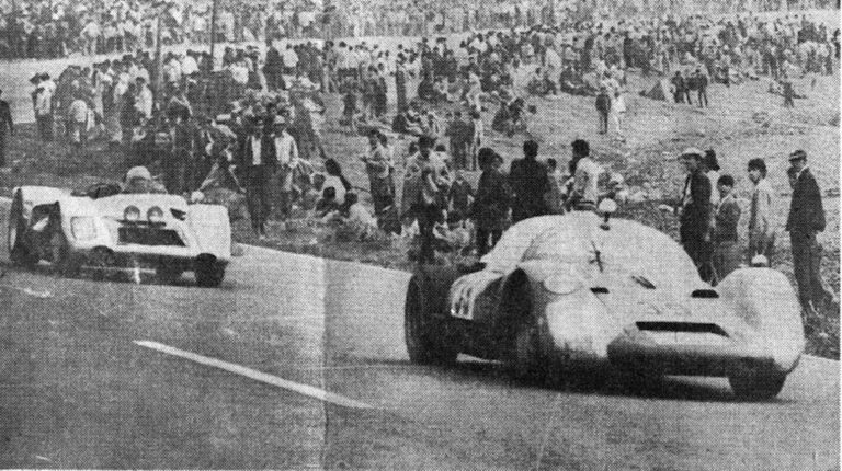 El Ferrari de Tony Adamovicz fue el campeón de las 12 Horas Marlboro, el 26 de septiembre de 1971, en el Autódromo de Yahuarcocha.