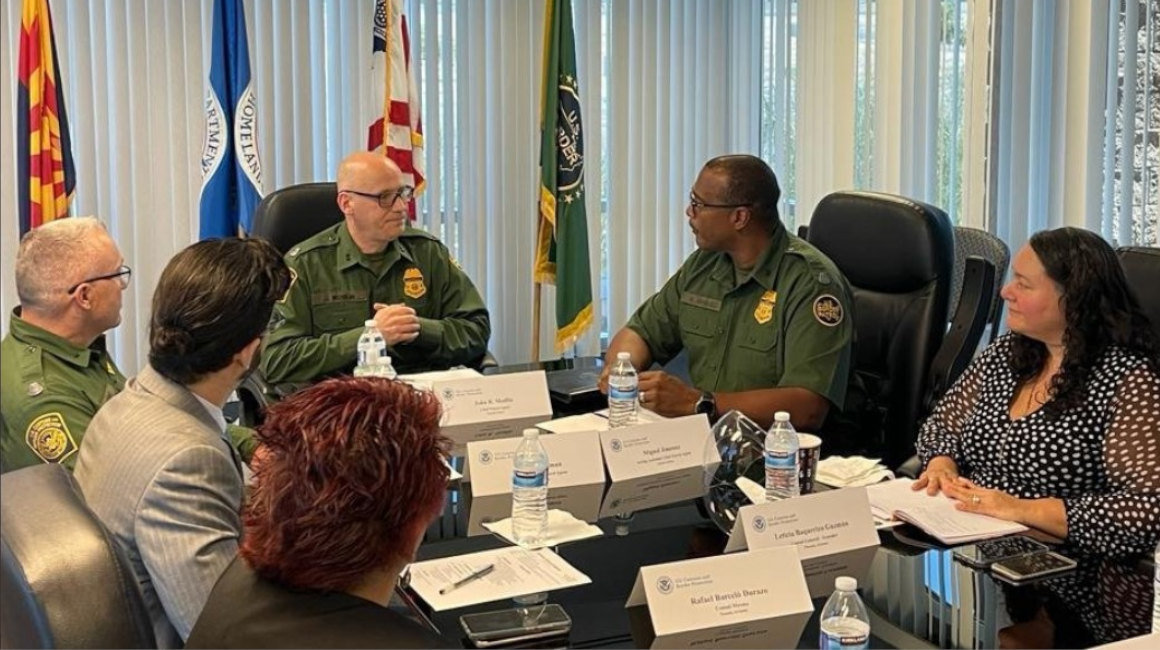 La cónsul Leticia Baquerizo en una reunión con las autoridades de la patrulla fronteriza, en Phoenix, el 10 de julio de 2021.