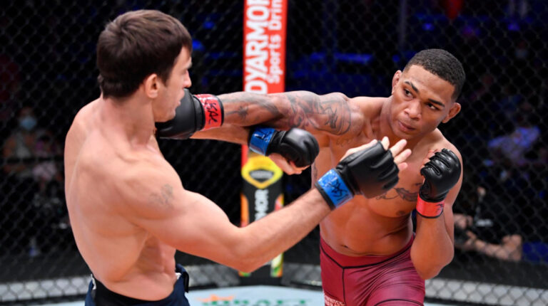 Michael Morales (derecha) derrotó por decisión unánime al kazajo Nikolay Veretennikov, el martes 21 de septiembre en el UFC Apex de Las Vegas y se aseguró un contrato para pelear en la UFC.