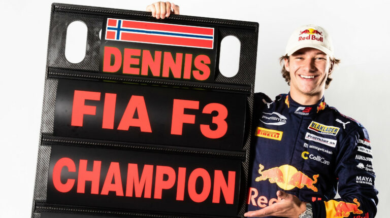 El piloto Dennis Hauger, del Prema Racing, posa con el cartel de campeón de la Fórmula 3 en la temporada 2021.