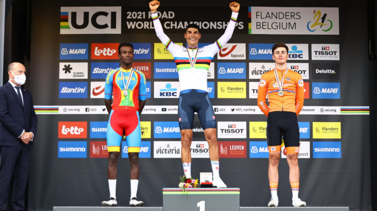 Filippo Baroncini luce la medalla de oro junto al eritreo Biniam Ghirmay (medalla de plata) y al neerlandés Olav Kooij (medalla de bronce), en la prueba de ruta del Mundial de ciclismo de Flandes, el viernes 24 de septiembre de 2021.
