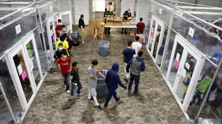 Migrantes menores no acompañados en un centro provisional en Donna, Texas, el 17 de marzo de 2021.