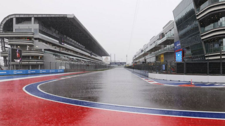 La pista del circuito de Sochi (Rusia) mojada por la intensa lluvia, el sábado 25 de septiembre de 2021.