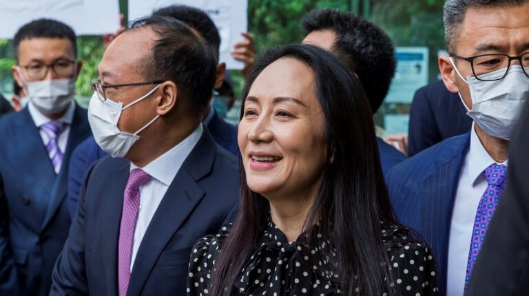 Directora de Huawei aterriza en China tras ser libertada en Canadá