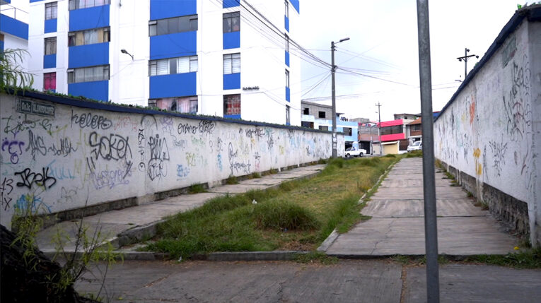 Paredes y puertas rayadas, los grafitis están en cada esquina de Quito