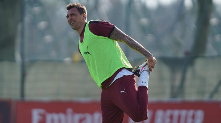 Mario Mandzukic, quien anunció su retirada del fútbol, durante un entrenamiento con el Milán el 10 de febrero de 2021.