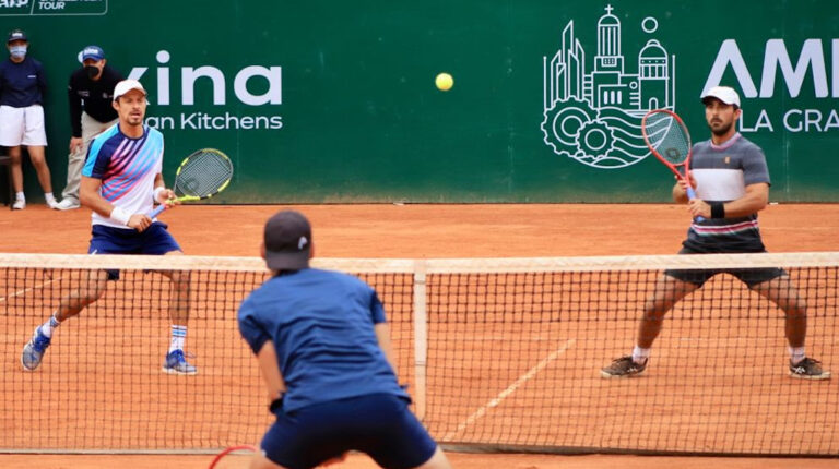 Diego Hidalgo y Cristian Rodríguez en la semifinal del ATP Challenger de Ambato, el 24 de septiembre de 2021.