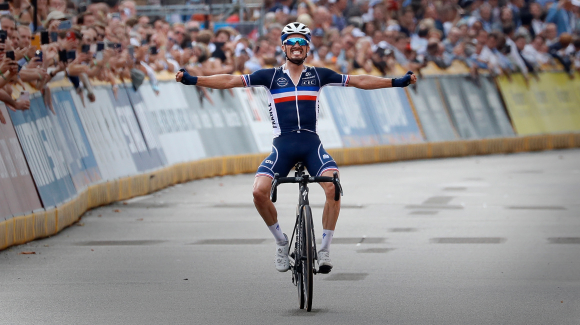 El ciclista francés Julian Alaphilippe celebra su victoria en la carrera de élite del Campeonato del Mundo de Ciclismo en Bélgica, 26 de septiembre de 2021.