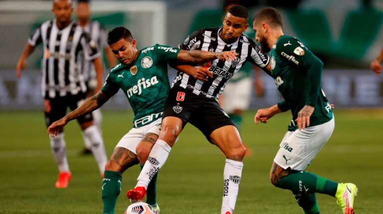 Eduardo Pereira (izq) disputa un balón con Jair Rodrigues en el estadio Allianz Parque en Sao Paulo, el 21 de septiembre de 2021.