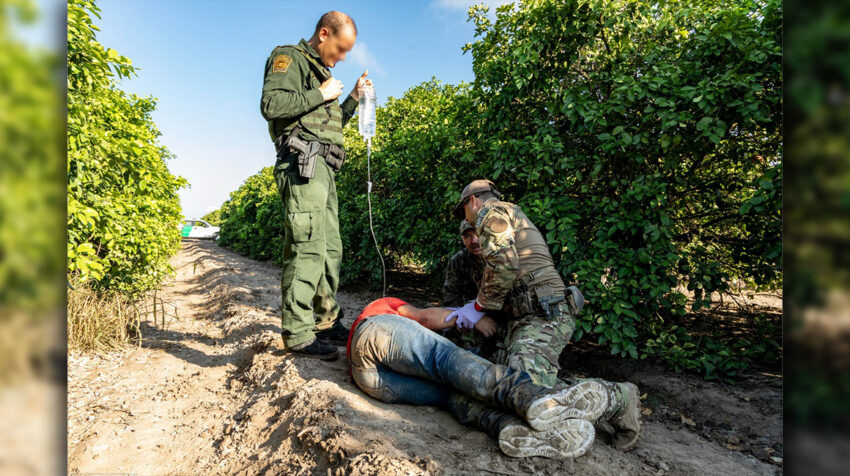 La patrulla fronteriza estadounidense rescata a un migrante irregular que cruzó la frontera desihdratado, el 13 de junio de 2019, en McAllen, Texas.