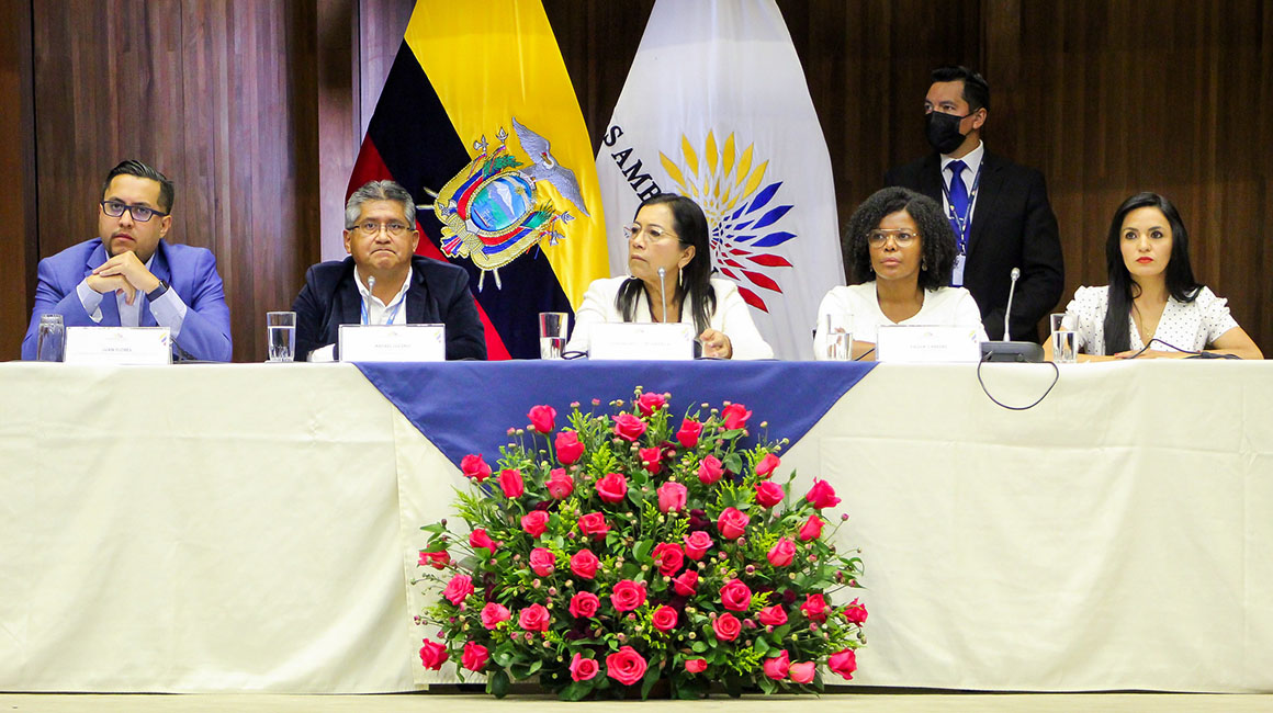La presidenta de la Asamblea, Guadalupe Llori (centro), junto a los jefes de bancada, en un conversatorio con la prensa este 27 de septiembre de 2021.